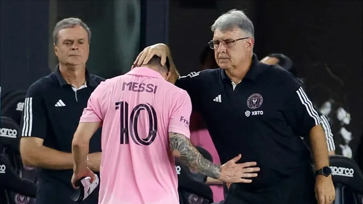 Gerardo Martino is more than a coach for Lionel Messi. The coach takes care of him and is not going to rush his recovery so that he does not suffer. Gerardo Martino is more than a coach for Lionel Messi. The coach takes care of him and is not going to rush his recovery so that he does not suffer.