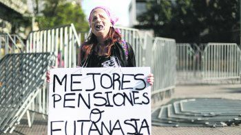 DESCONTENTO. Una joven reclama un cambio en el sistema de pensiones, un fondo privado al que aporta el propio empleado.&nbsp;