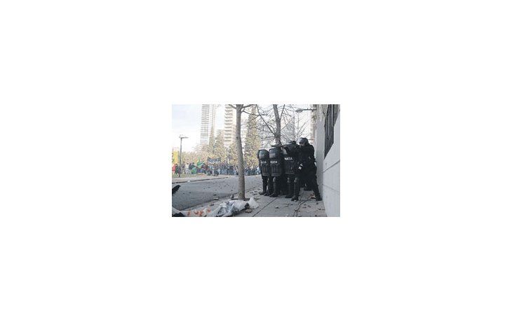Las refriegassedesarrollarontantodentrocomo fueradel ConcejoDeliberantede la ciudadde Rosario.