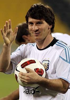 Lionel Messi saluda sin soltar la pelota.