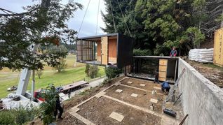 Montaje de módulos industrializados en un terreno en pendiente, con grúa y bases preparadas para el armado de la vivienda