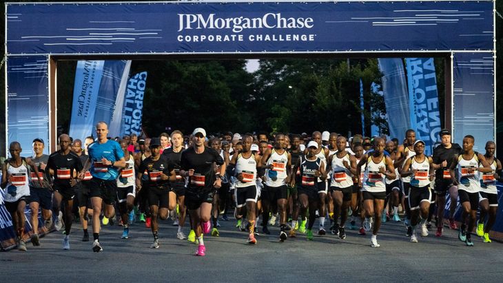 En marzo de 2024, J.P. Morgan creó una banca de inversión deportiva para colaborar con las principales franquicias de Estados Unidos y Europa. Dos años después se asocia con leyendas del deporte para ayudar a los atletas a dominar sus finanzas y ahora busca ser patrocinador Top del COI. En marzo de 2024, J.P. Morgan creó una banca de inversión deportiva para colaborar con las principales franquicias de Estados Unidos y Europa. Dos años después se asocia con leyendas del deporte para ayudar a los atletas a dominar sus finanzas y ahora busca ser patrocinador Top del COI.