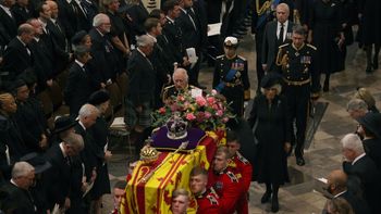 El rey Carlos III escolta el féretro de la reina Isabel II en el interior a la Abadía de Westminster.