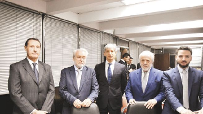 DEFENSA. El juez federal de Mendoza Walter Bento (centro) secundado por su equipo de defensa al iniciar el jury.