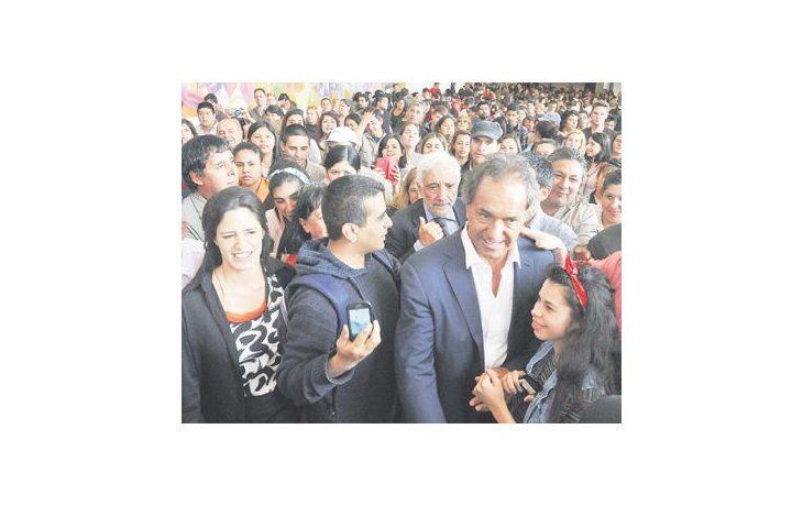 Daniel Scioli recorrió ayer Florencio Varela junto al rector de la universidad local, Ernesto Villanueva, y defendió sus consignas ante estudiantes, docentes y médicos. La campaña se concentra en el conurbano.