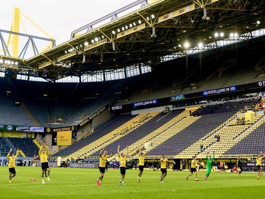 A puertas cerradas, el Dortmund celebr&oacute; una goleada.