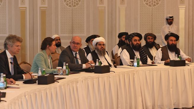 Talibanes y delegaciones de Estados Unidos y la UE reunidos en Doha.