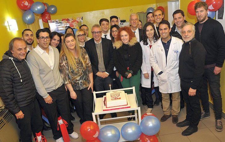 Al cumplirse el 10° aniversario del Hospital Oftalmológico Dr. Ramón Carrillo, el intendente de Tigre, Julio Zamora, y su equipo acompañaron a directivos y trabajadores sanitarios en una celebración que incluyó un brindis y el anuncio de una inversión municipal para la ampliación del edificio.