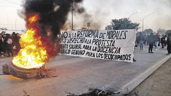 riesgo. La persistencia de los cortes de ruta amenaza con provocar desabastecimiento en los principales destinos turísticos de la provincia.