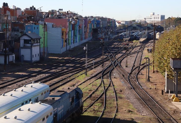 El sector ferroviario, amenazado con la posibilidad de privatización de Trenes Argentinos y en demanda de mejoras salariales, avanzó con un paro de actividades. El sector ferroviario, amenazado con la posibilidad de privatización de Trenes Argentinos y en demanda de mejoras salariales, avanzó con un paro de actividades.