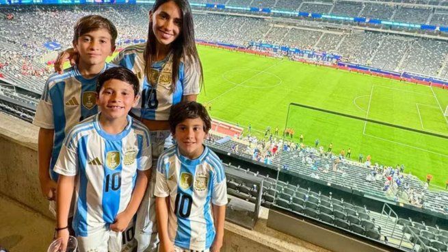 La selección argentina de fútbol logró el pasaje a la final y Antonela Rocuzzo festejó la victoria en su Instagram.