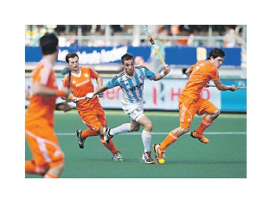 Matías Paredes en acción. El seleccionado argentino de hockey masculino debutó en el Mundial con una derrota ante Holanda.