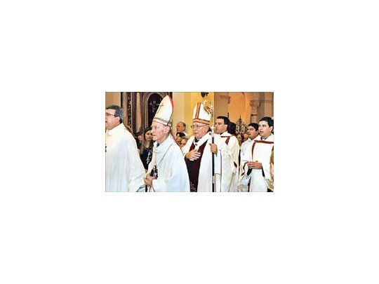 El arzobispo de Santa Fe, José María Arancedo, encabezó la liturgia pascual en la Catedral.
