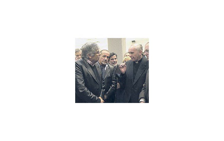 ámbito.com | Hugo Moyano y JorgeBergoglio se saludanayer luego de laSemana Social delEpiscopado realizadaen Mar del Plata, en laque el monseñorequiparó el aborto conel parricidio.