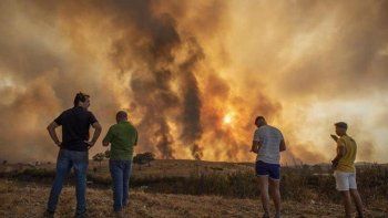 Desde el jueves, las llamas en la sierra de Huelva crecen sin control.