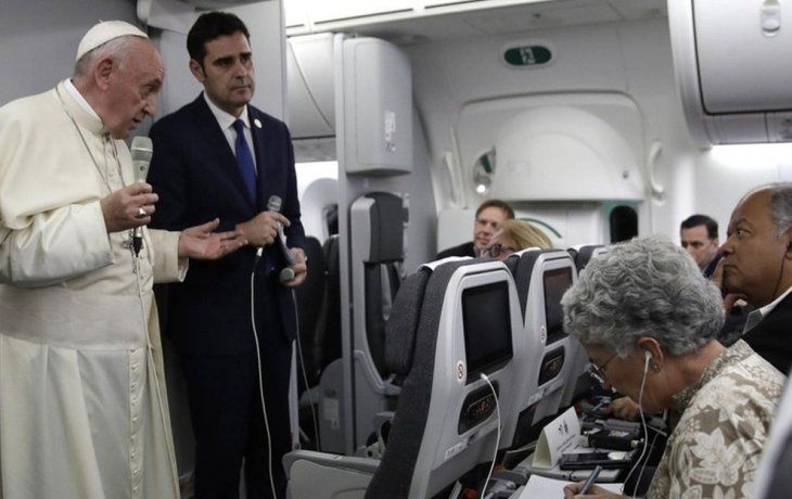 El Papa Francisco durante el vuelo de regreso al Vaticano.
