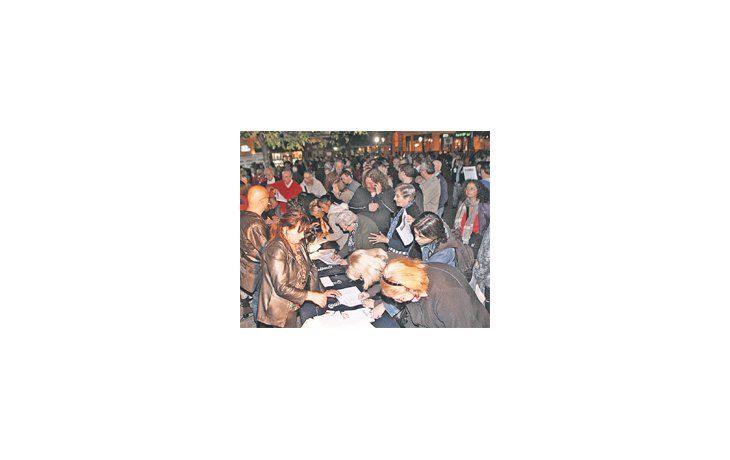 ámbito.com | Los vecinos de San Telmo firmaron ayer un petitorio en la Plaza Dorrego que presentarán principalmente al Gobierno porteño y también al nacional para pedir soluciones por el deterioro del casco histórico.