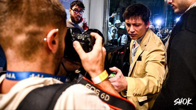 Denunciaron a Santiago Caputo por el incidente con un fotógrafo en el debate porteño