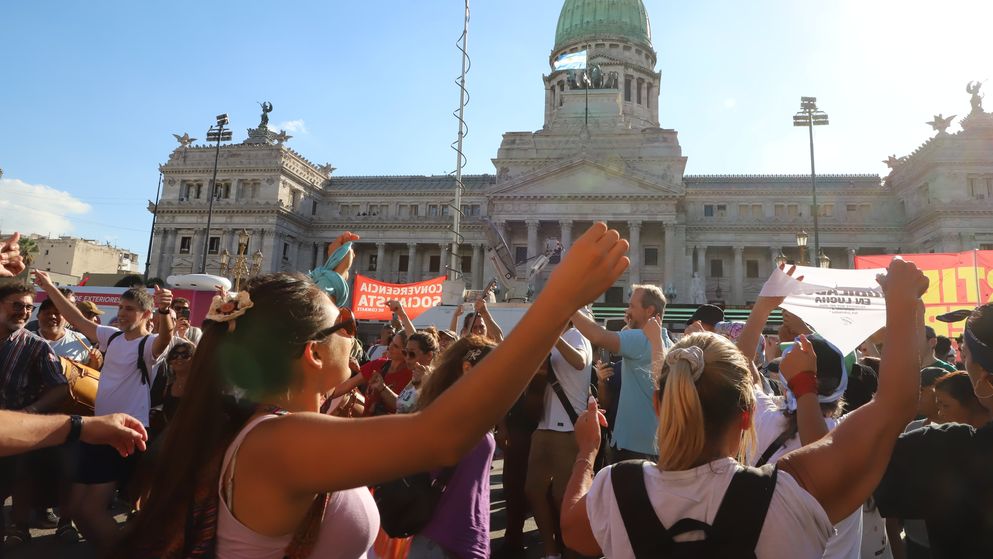 Los manifestantes se reunen en la Plaza de los Dos Congresos para apoyar el reclamo de los jubilados y el repudio de la represión de la semana pasada.
