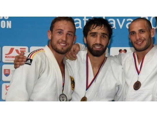 Lucenti (el tercero de derecha a izquierda) salió tercero en la Copa Europea de Judo. (Foto sitio oficial).