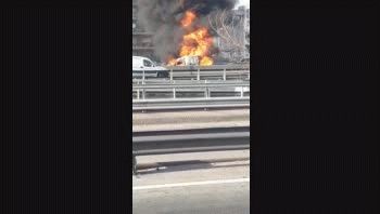 espectacular explosion de un auto en plena general paz