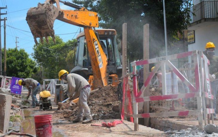 Galmarini y Grindetti supervisaron obras de AySA en Lanús para la extensión de la red cloacal