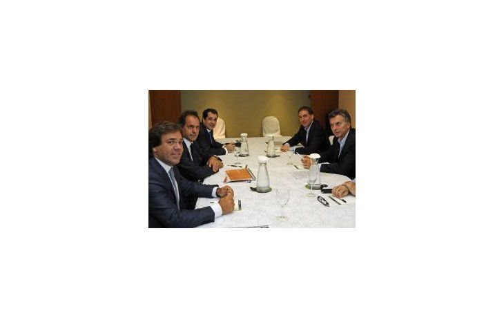 Los equipos técnicos encabezados por Scioli y Macri, días atrás, cuando se reunieron para encontrar una solución al conflicto.