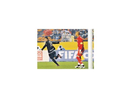 Claudio Bieler festeja su gol, el primero de la Liga, que abrió el camino al equipo ecuatoriano hacia la final.