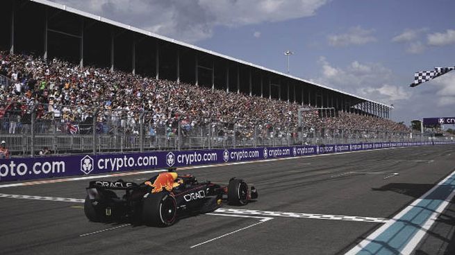 Al Acecho. El Red Bull del neerlandés Max Vertappen recibe la bandera a cuadros y gana el GP de Miami.