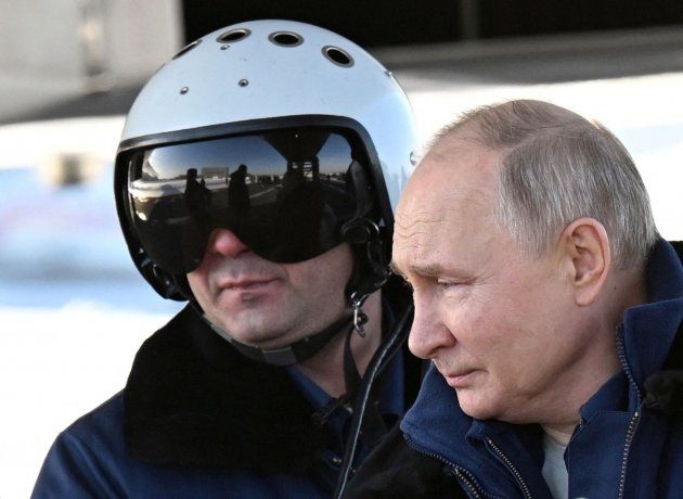 El presidente ruso voló en el avión Tu-160M 