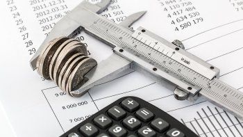 Economistas dudan sobre la sostenibilidad del plan de ajuste vía licuación.