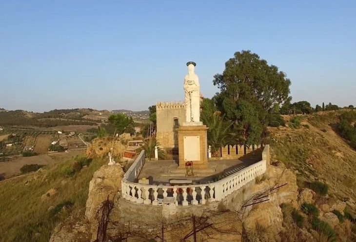 Colina de San Calogero Blanco en Sicilia, Italia. Colina de San Calogero Blanco en Sicilia, Italia.
