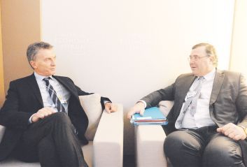 A numerosos empresarios recibió ayer Macri en Davos. Entre ellos el CEO del Grupo Shell, Ben Van Beurden (izquierda); el CEO de Total, Patrick Pouyanné; y Sheryl Sandberg, quien tiene a cargo la operación mundial de Facebook y es la número dos de la compañía.