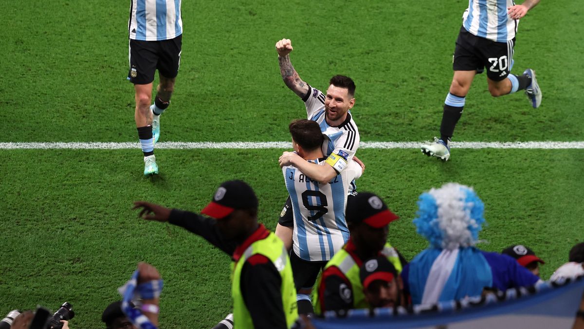 Messi y Álvarez, los goleadores del triunfo argentino sobre Australia.