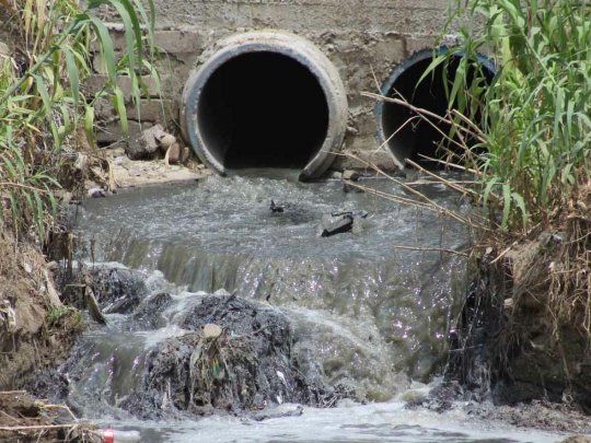 La detecci&oacute;n de&nbsp;coronavirus&nbsp;en aguas residuales de barrios populares aumenta o disminuye de acuerdo a la cantidad de casos