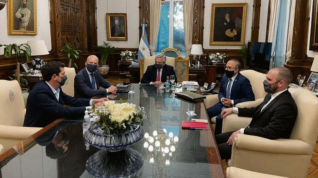 Encuentro. El Presidente, junto a sus ministros de Economía y del Interior, recibió a Antonio Aracre y a Roman Bartomeo, de Syngneta.
