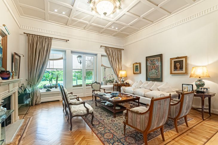 Con marquetería en terminaciones y pisos de Roble de Eslavonia Con marquetería en terminaciones y pisos de Roble de Eslavonia