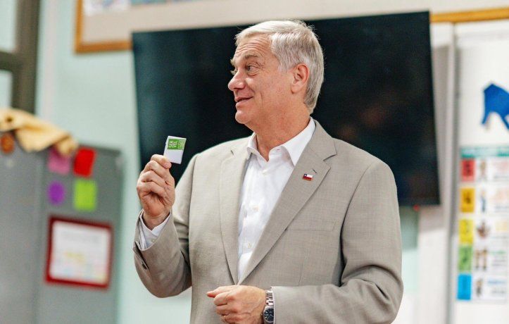 José Antonio Kast votó en la comuna de Paine, acompañado por su esposa María Pía Adriasola, y habló con la prensa tras emitir su sufragio. José Antonio Kast votó en la comuna de Paine, acompañado por su esposa María Pía Adriasola, y habló con la prensa tras emitir su sufragio.