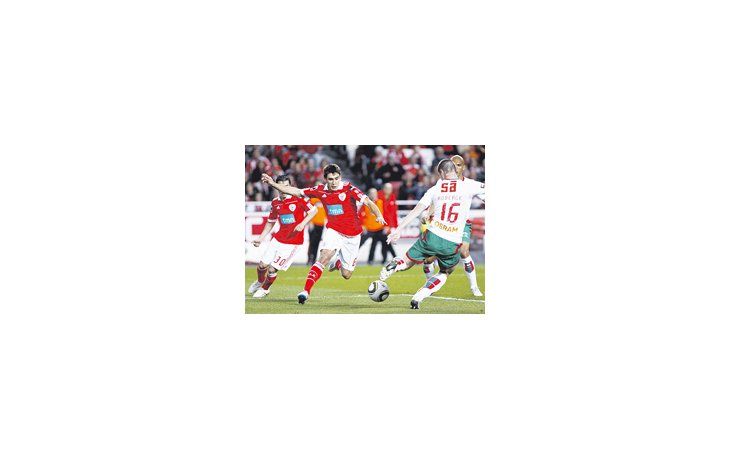 Salvio anotó un gol en la victoria de Benfica 2 a 1 sobre Marítimo.