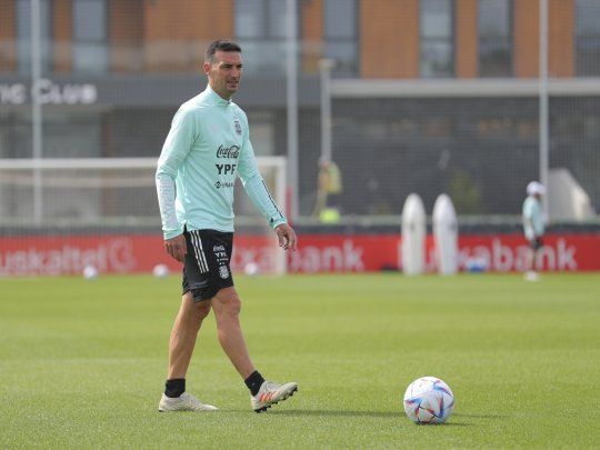 Busca respuestas. Lionel Scaloni intentará definir la lista mundialista en estos últimos dos amistosos con la selección argentina.