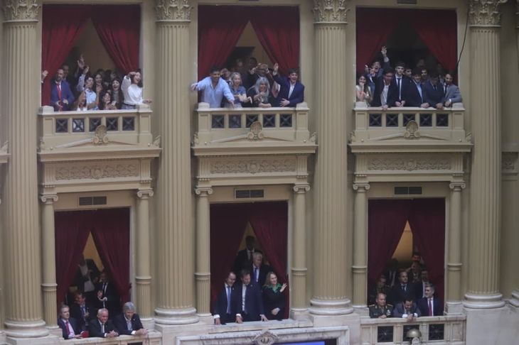 La militancia libertaria, arriba de los palcos de funcionarios, ovacionó cada reacción del Presidente. La militancia libertaria, arriba de los palcos de funcionarios, ovacionó cada reacción del Presidente.