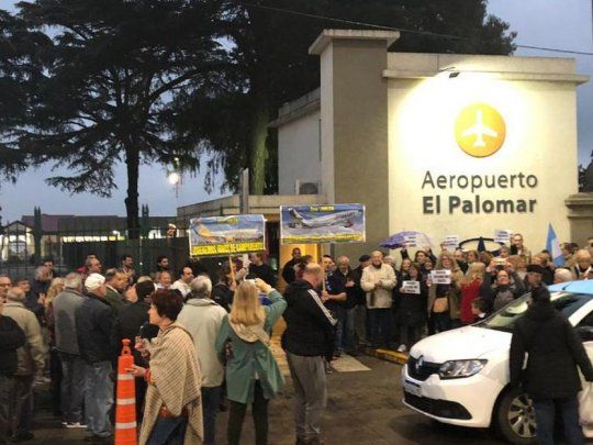 Vecinos y empleados del aeropuerto de El Palomar protestan por la restricción horaria.&nbsp;