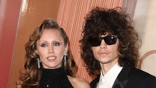 Miley Cyrus apareció en la avant premeire de Avatar con un anilllo de compromiso. Miley Cyrus apareció en la avant premeire de Avatar con un anilllo de compromiso.