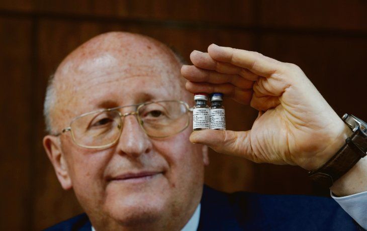 ESPERANZA. Alexander Gintsburg, director del instituto de investigación ruso, muestra los dos frasco de la dosis completa de la vacuna Sputnik V, cuyas pruebas de fase tres lucen prometedoras.