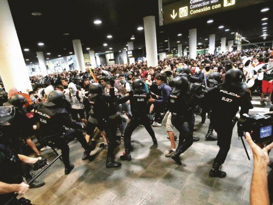 DISTURBIOS. Decenas de personas impidieron el ingreso al Aeropuerto El Prat de Barcelona y se enfrentaron con la Policía. Hay nuevos llamados a protestas.