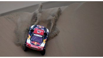 Cyril Despres voló en las dunas de Pisco.