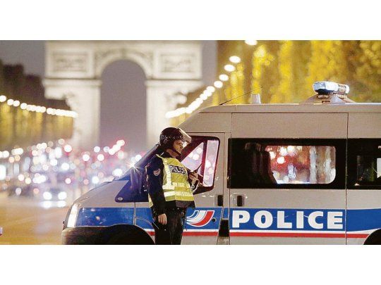 EXTRAÑA POSTAL. El centro de París quedó ayer tomado por la Policía después de que se produjera un ataque terrorista de consecuencias fatales.