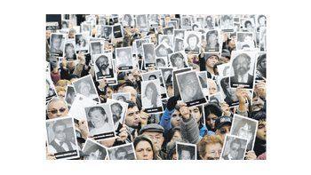 Los asistentes al acto por el atentado contra la AMIA exhiben las fotos de las 85 víctimas, mientras una locutora lee sus nombres. La mutual judía eligió hacer un homenaje sin contenido político.