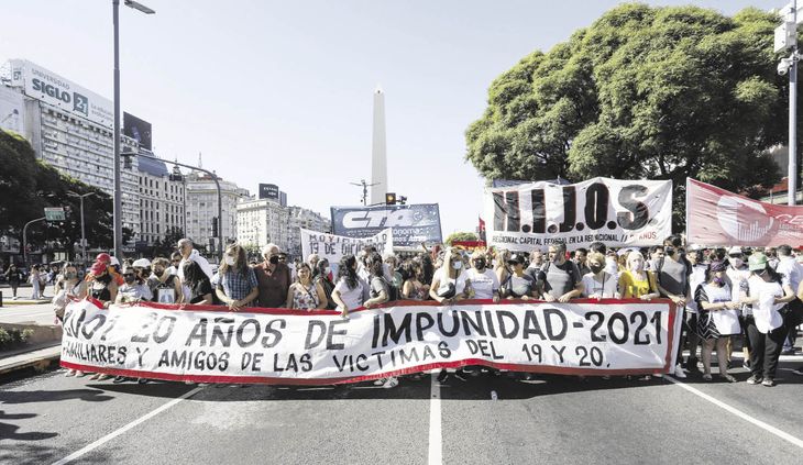 2001. Manifestantes colmaron avenidas porteñas. Wado de Pedro participó de homenajes a los fallecidos por la represión del gobierno de Fernando de la Rúa, junto a la agrupación HIJOS.
