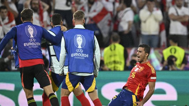 Rodri, autor del gol del empate transitorio y elegido mejor jugador del partido, en el triunfo 4-1 de España sobre Georgia en octavos de final de la Eurocopa. El volante fue la usina de fútbol de la Furia.